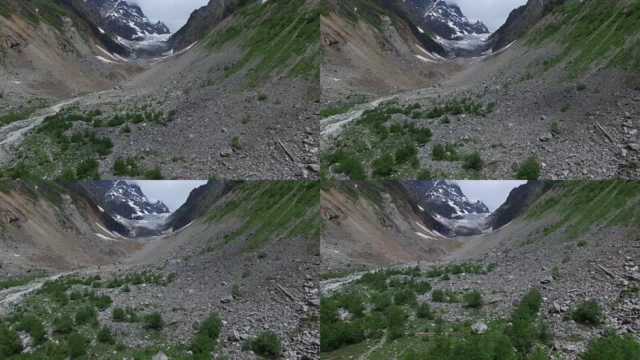 飞越冰川前的山峡。