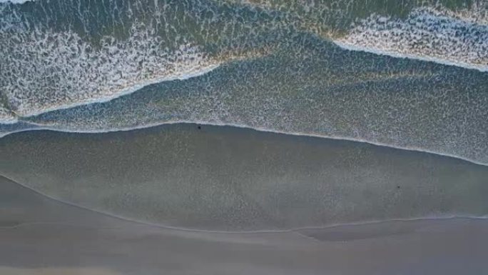 偷听海浪在岸上破裂的空中无人机镜头