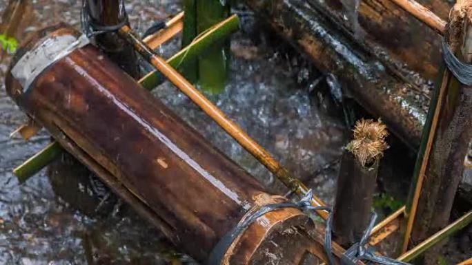 竹水灌溉，将水从溪流带到种植园。竹子送水特写。巴厘岛。亚洲