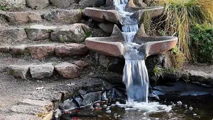水从喷泉碗流进池塘