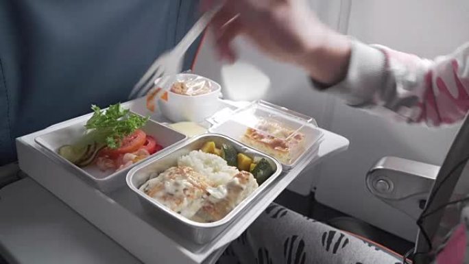 俄罗斯航空公司提供美味多样的晚餐视频