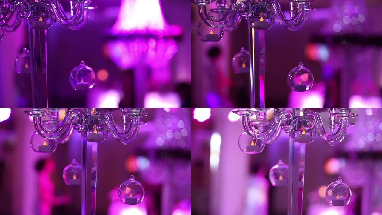 婚礼装饰，带玻璃烛台的白蜡烛台，派对背景，餐厅，室内，特写
