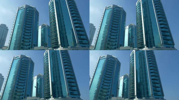 沙迦市摩天大楼立面表面镜像的高层建筑