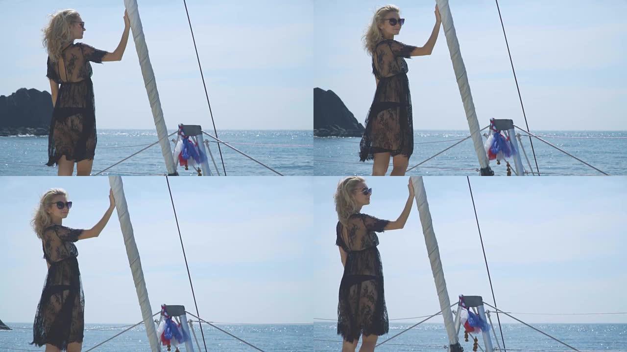 金发女郎站在船头，看着大海。
