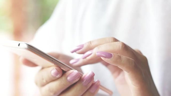 女人用智能手机进行网上银行
