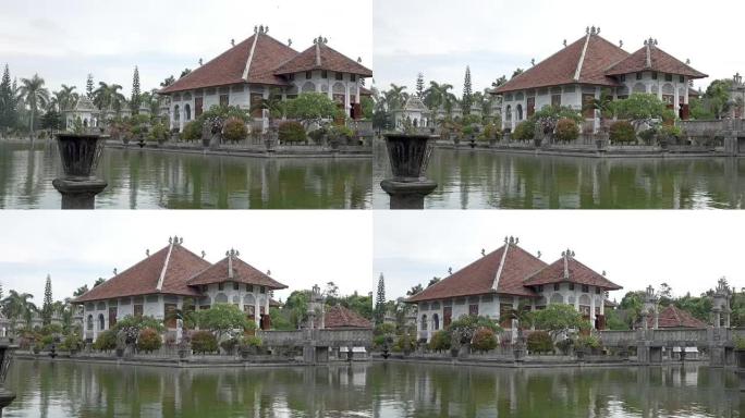 Taman Ujung水上宫，坐落在海洋附近，由印度尼西亚巴厘岛美丽的热带花园装饰