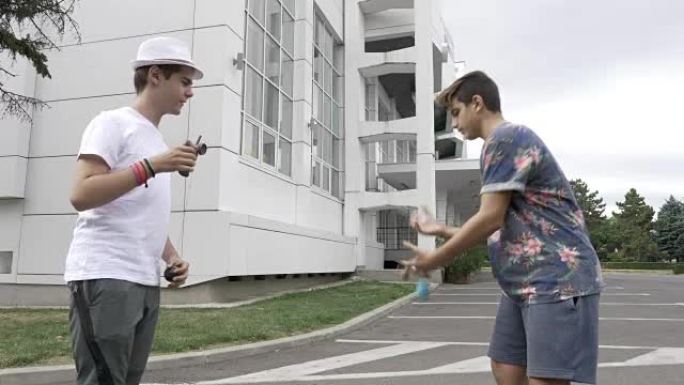 两名少年在街上练习新的kendama动作
