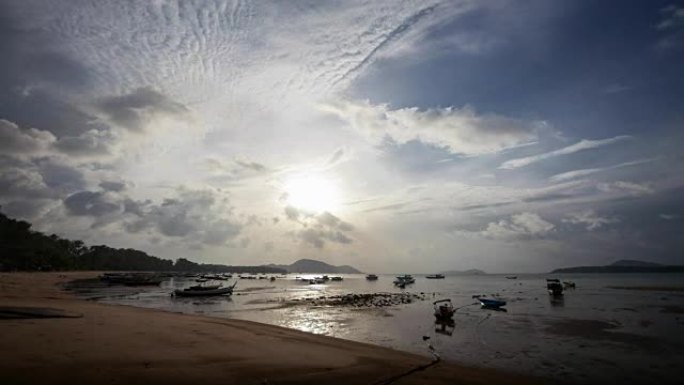 泰国普吉岛拉威海滩4k延时日出天空和移动云