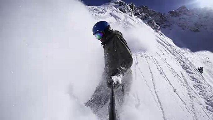 滑雪者在视频片段的结尾产生了巨大的波浪