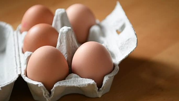纸箱中的六个自由放养鸡蛋
