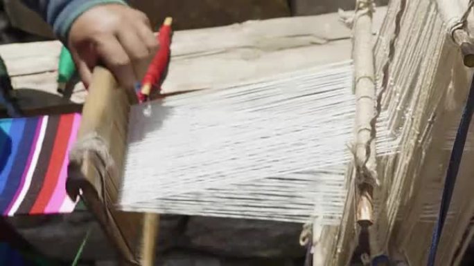 尼泊尔妇女编织羊毛围巾。