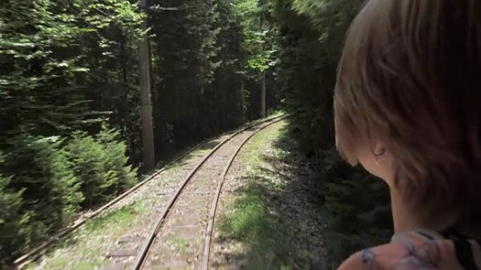 从森林中的最后一辆马车看铁路的女孩 -- 佐治亚州