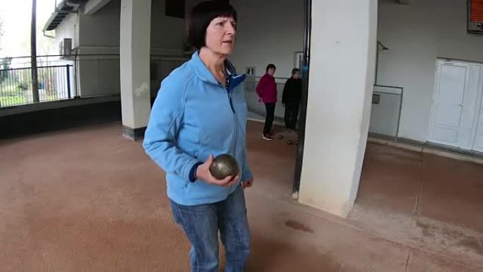 活跃的高级女性扮演Petanque