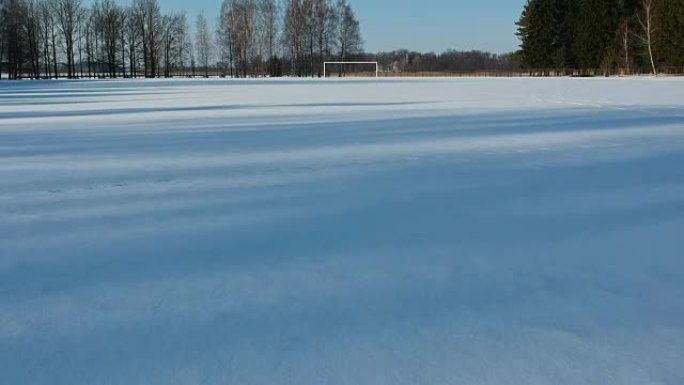 在小型冬季体育场中，无人机飞越足球大门