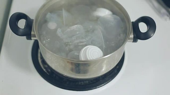 用沸水对吸奶器和婴儿奶瓶进行消毒