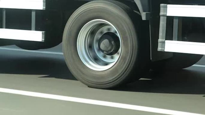 卡车轮胎在高速公路上超速行驶的特写镜头。卡车在4k高速公路上行驶