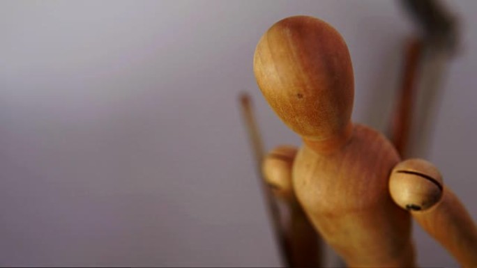 铰链木制娃娃。特写视频。