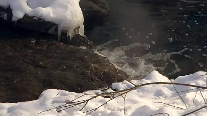 溪流汇入河流。雪