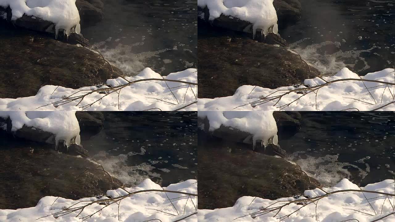 溪流汇入河流。雪