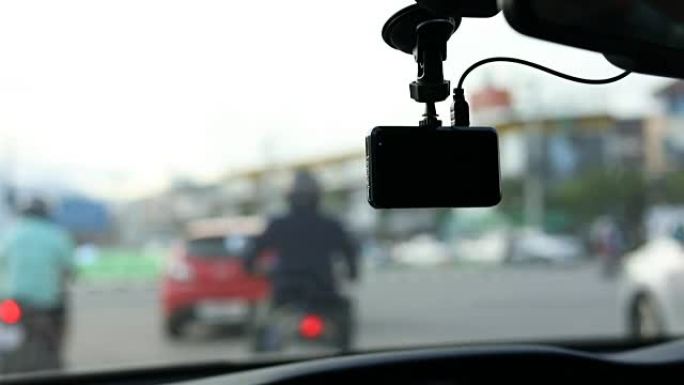 在交通道路上行驶的汽车中的摄像机记录器，慢动作拍摄