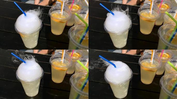 几只塑料杯用液氮烟雾鸡尾酒。