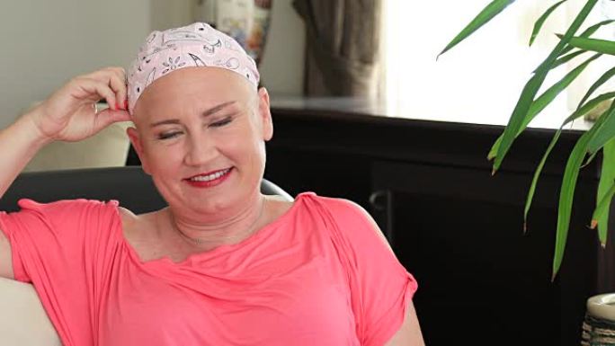 癌症快乐的女人对着镜头微笑