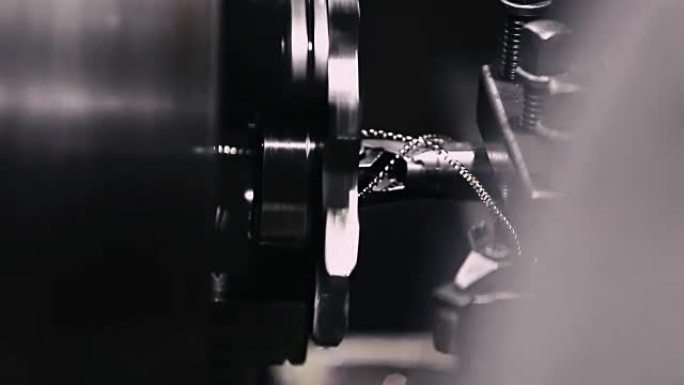 技师用氩气焊接金属管的特写，聚焦闪光灯