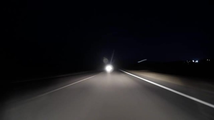 POV延时快速汽车在晚上驾驶旧乡村道路。迎面而来的卡车流量。驾驶pov老路延时/超流之夜。Pov夜间