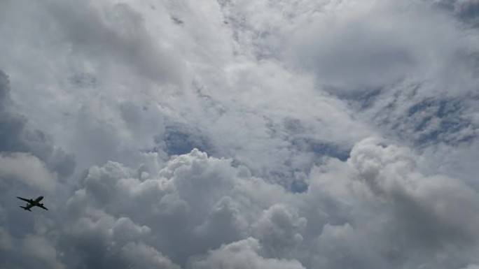 4K.飞机起飞，背景是多云的天空。带有喷气飞机声音的视频片段，用于飞机背景运输