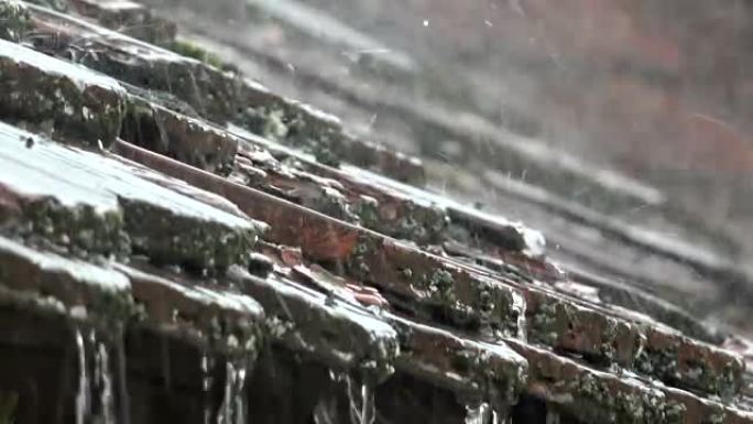 雷阵雨，屋顶瓦片，恶劣天气，极端降雨，4K