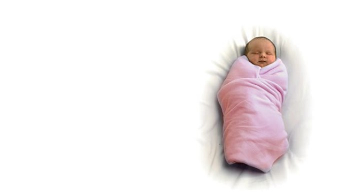 女婴安静地睡在毯子里