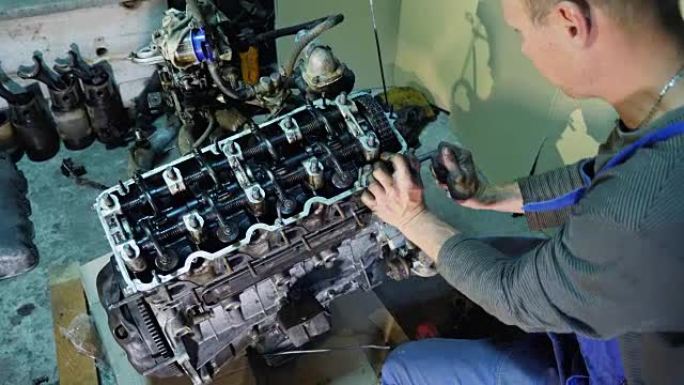 在修理厂修理旧汽车发动机