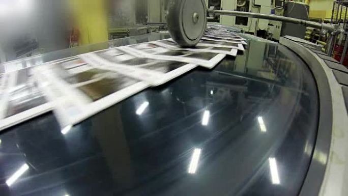 印刷厂工厂，报纸沿着装配线移动。UHD股票视频