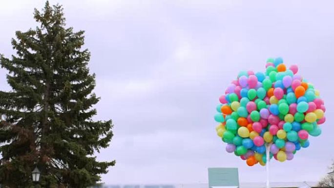 天空背景上的彩色气球束
