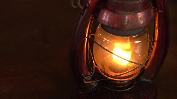 老式油灯古董站在黑暗中的桌子上。