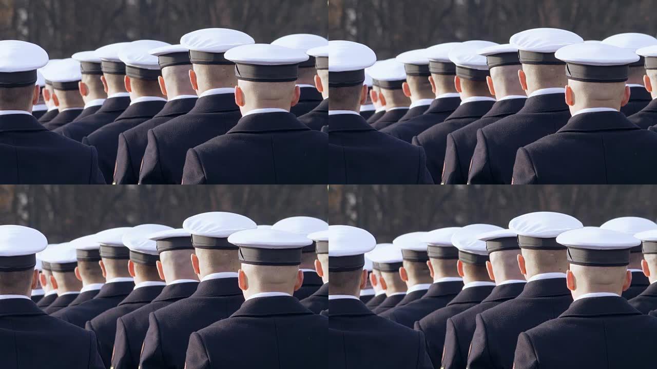 白帽子给士兵穿，排队看指挥官