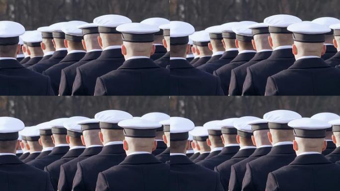 白帽子给士兵穿，排队看指挥官