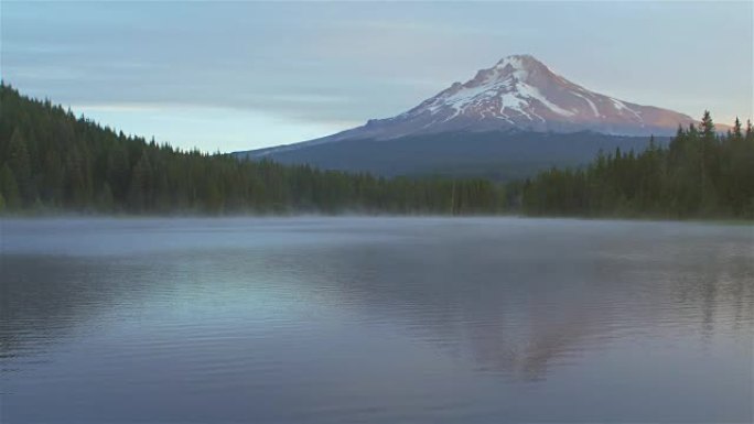 风景拍摄的一个湖与晨雾，并在日出的背景山