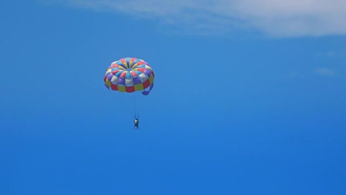 在海上骑降落伞