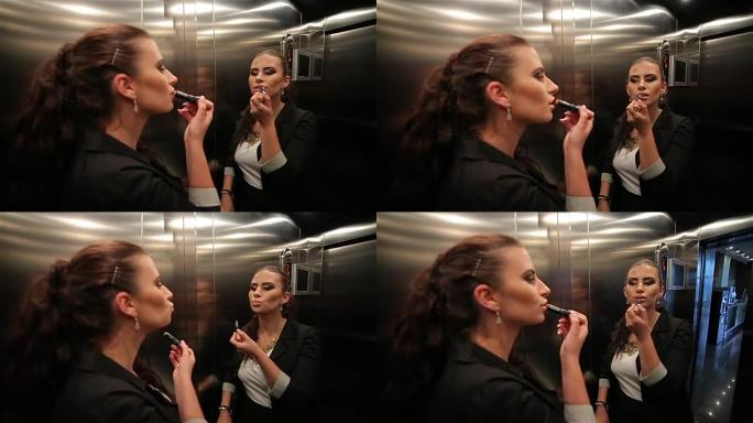 年轻的女商人在电梯里纠正她的妆容