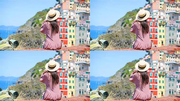 在意大利利古里亚五渔村里奥马焦雷的老村里奥马焦雷有很好的视野的年轻女子。欧洲意大利度假。