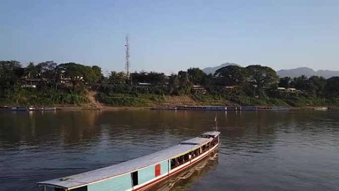 在湄公河岸边航行的观光船