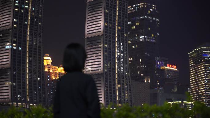 女性青年看城市夜景孤独伤感都市美女看风景