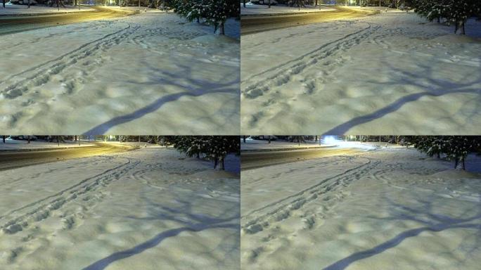 夜间有雪和雪泥的地区道路冬季危险的路况积雪覆盖并照亮了县道