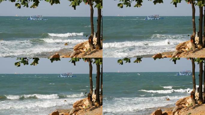 海浪袭击了岸上的大石头。通过客运渡轮