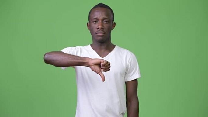 年轻的非洲男子竖起大拇指