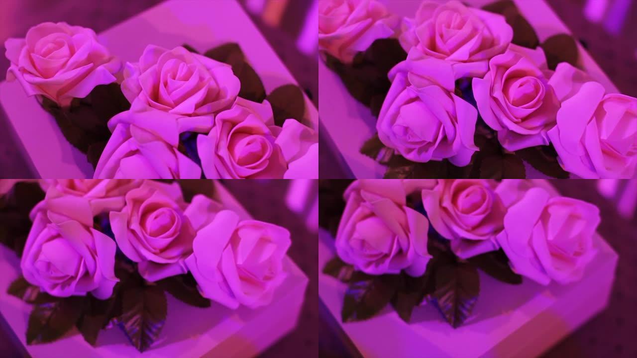 鲜花婚礼餐桌装饰。桌上的婚礼鲜花。人造玫瑰装饰婚礼餐桌。花束。庆祝活动