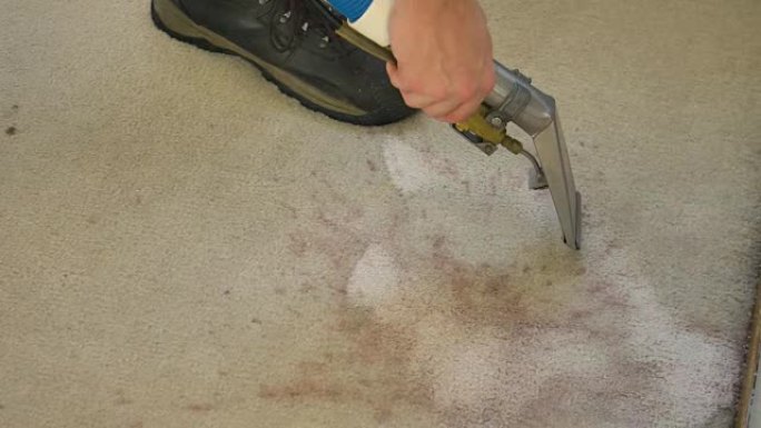 地毯蒸汽清洗预浸泡处理清洗泡沫喷雾上脏葡萄酒污渍特写手边