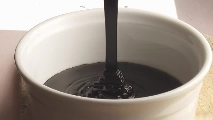 深色融化的液体巧克力倾倒慢动作