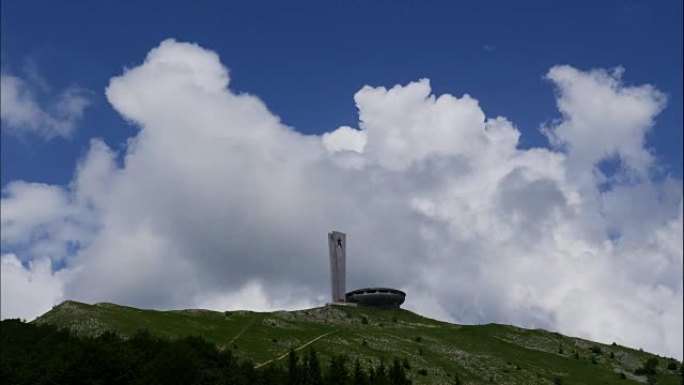 在山峰上的纪念碑上移动云层的时间流逝。